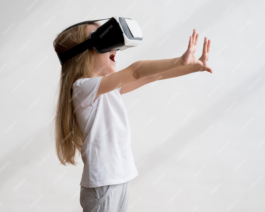 Imagen de una niña entusiasmada mientras juega con un lente de realidad virtual.